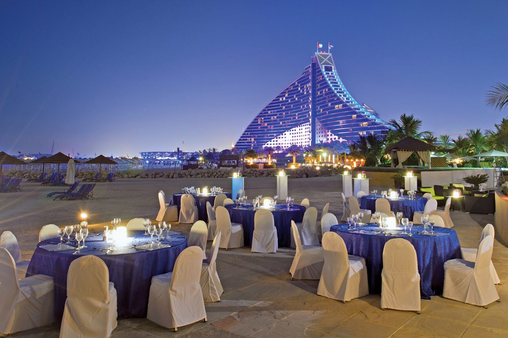 Jumeirah Beach Hotel: Hotel exterior