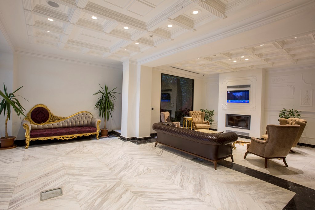 White Monarch Hotel: Lobby