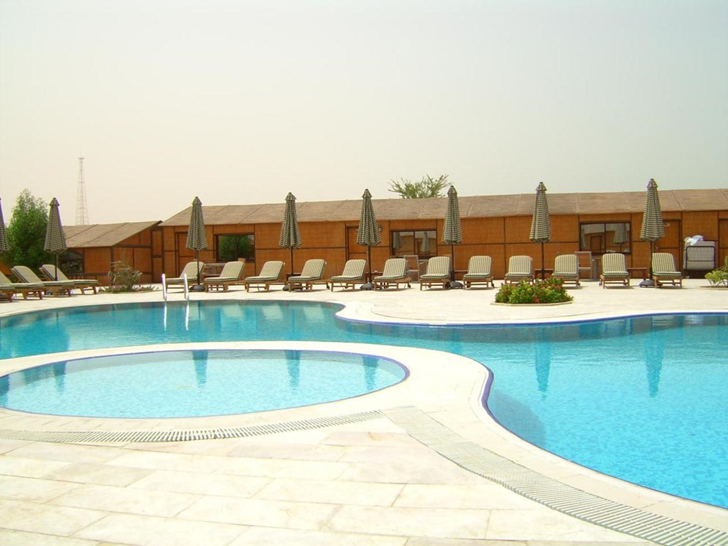 BM Beach Resort: Pool