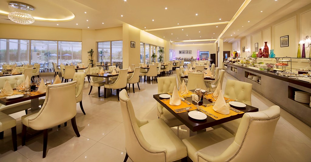 BM Acacia Hotel & Apartments: Restaurant