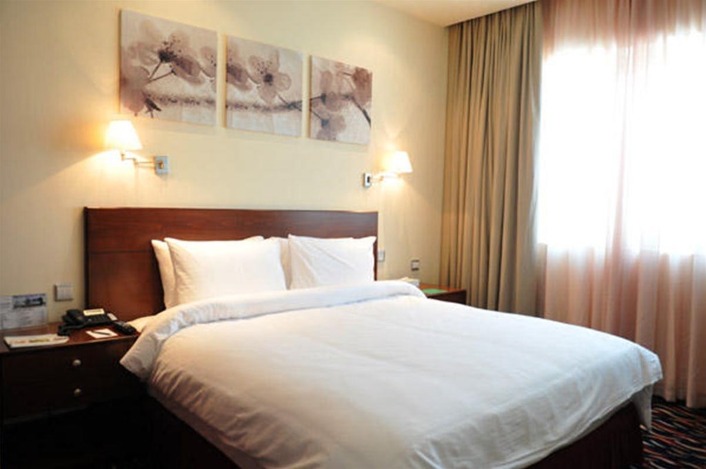 Cassells Al Barsha Hotel: Room