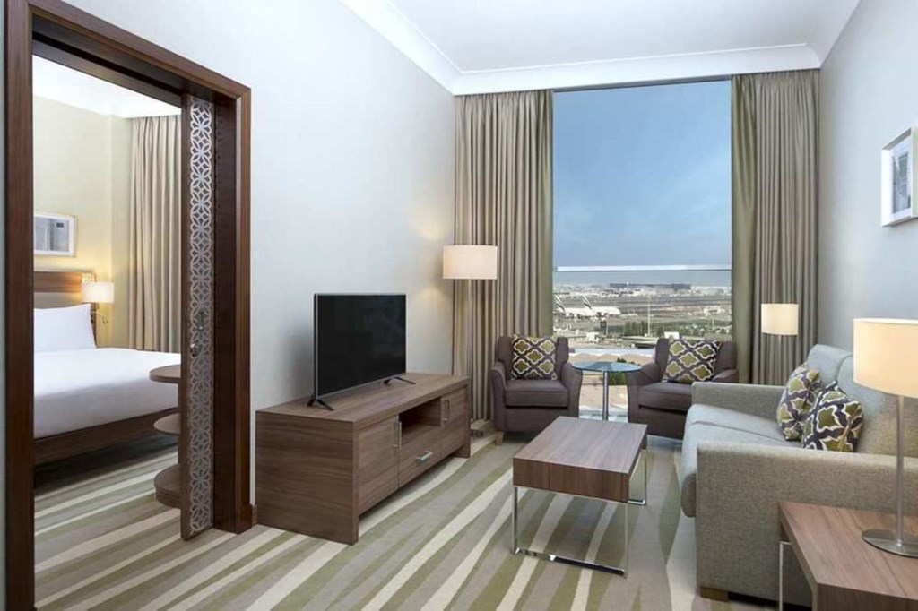 Hilton Garden Inn Dubai Al Muraqabat: Room