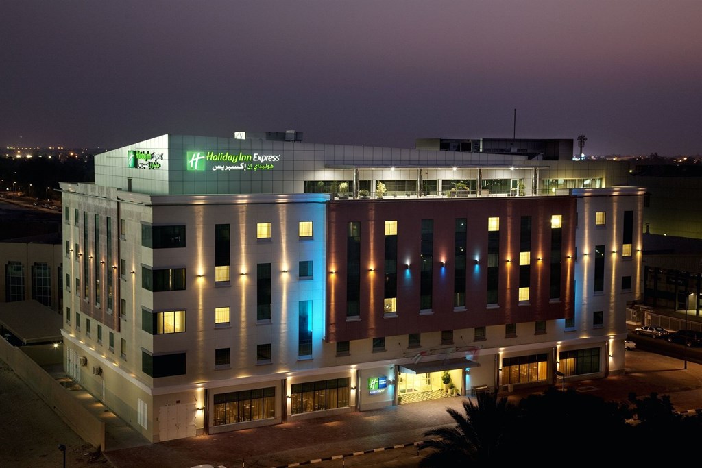 Holiday Inn Express Safa: Hotel exterior