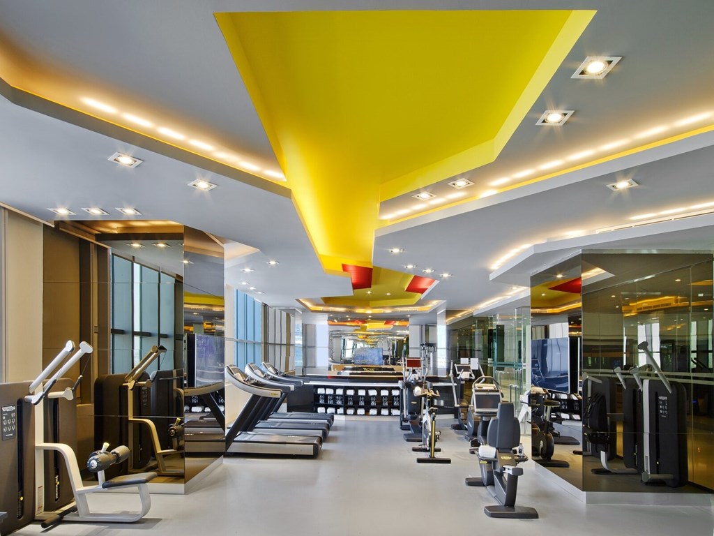 V Hotel Curio Collection by Hilton: Gym