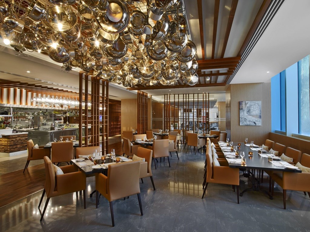 V Hotel Curio Collection by Hilton: Restaurant