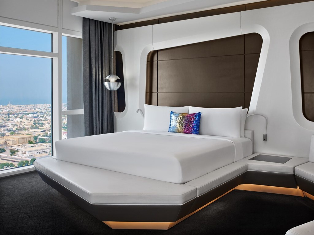 V Hotel Curio Collection by Hilton: Room