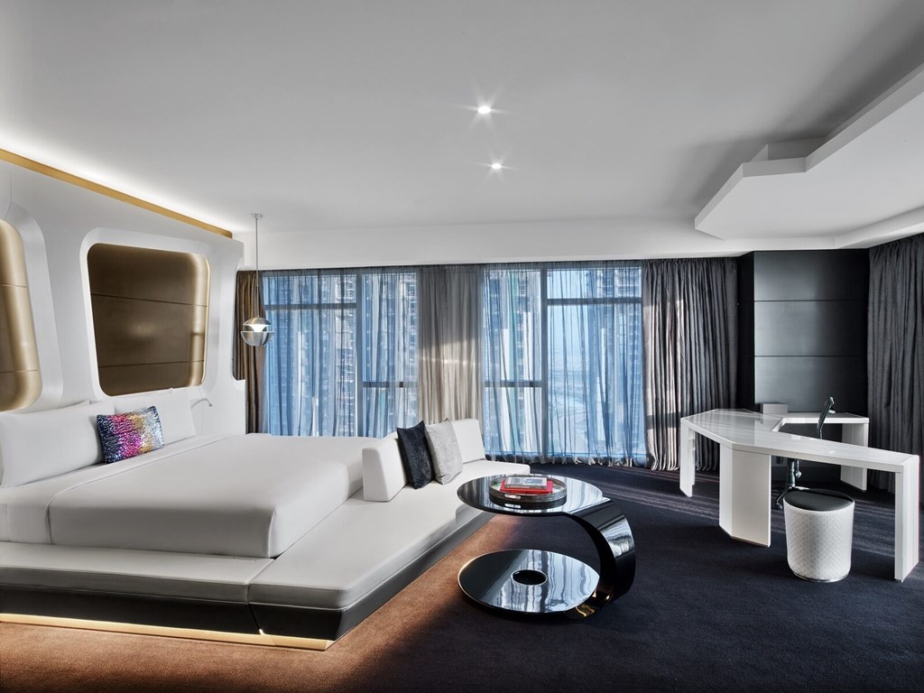 V Hotel Curio Collection by Hilton: Room