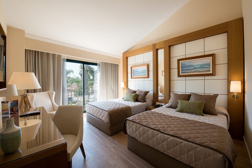 PortAventura Hotel Includes PortAventura Tickets: Room DOUBLE CAPACITY 3