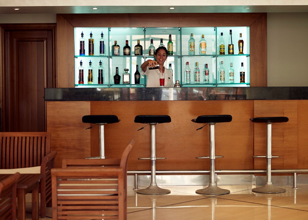 Mitsis La Vita Beach Hotel: Bar