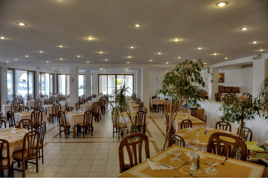 Alfa Beach Hotel: Restaurant