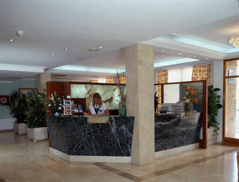 El Lago: Lobby