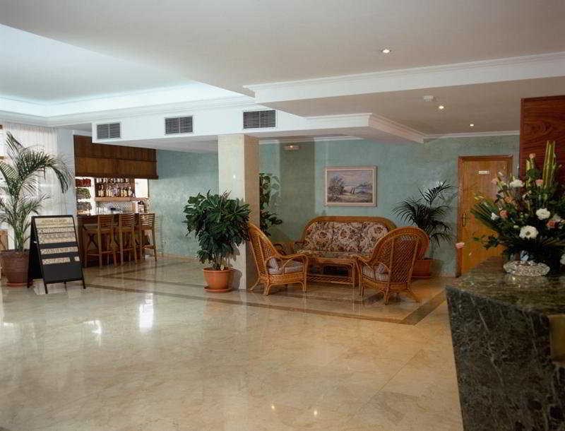 El Lago: Lobby