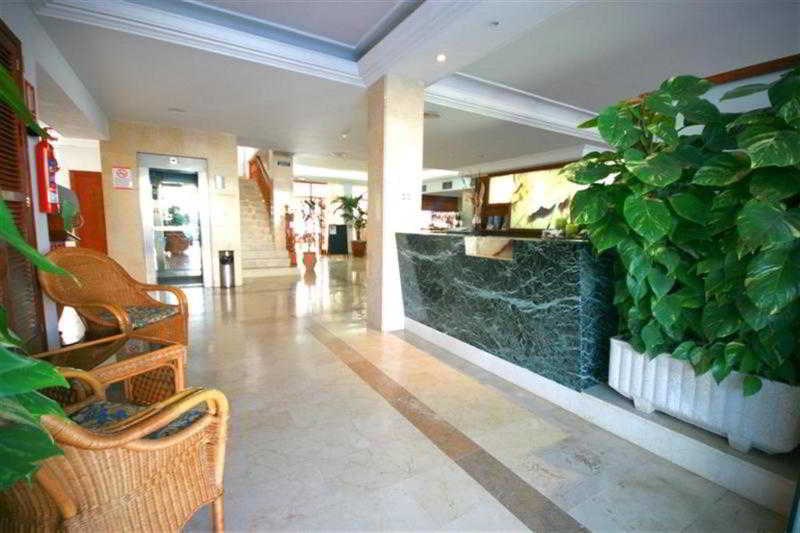 El Lago: Lobby