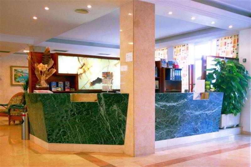 El Lago: Lobby