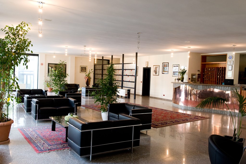 Hotel90: Lobby