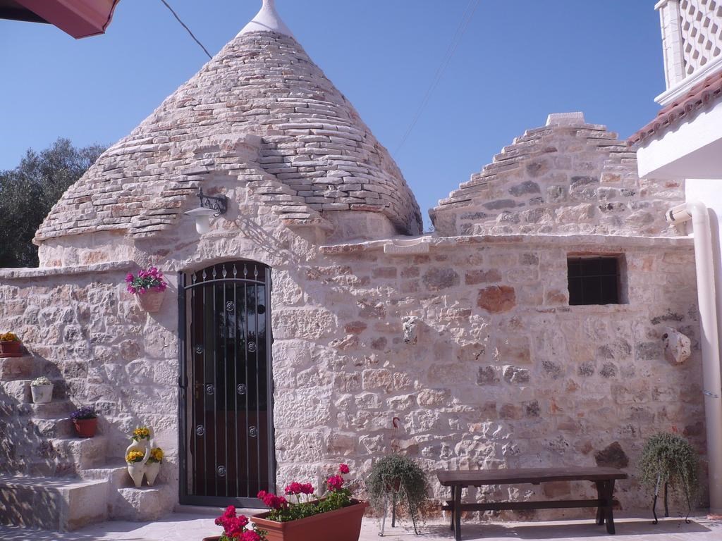 Isola Felice Trulli Sotto  Stelle: General view