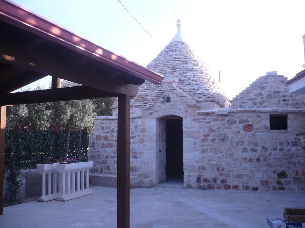 Isola Felice Trulli Sotto  Stelle: General view