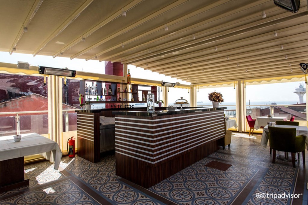 Almina Hotel Istanbul: Bar