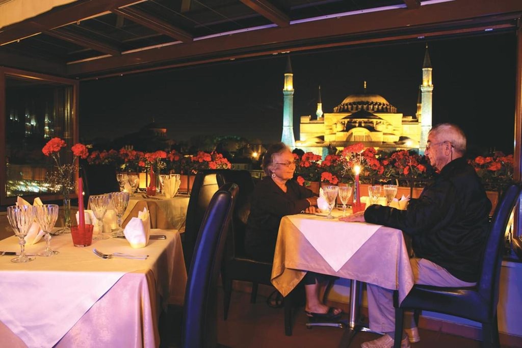 Celal Sultan: Restaurant
