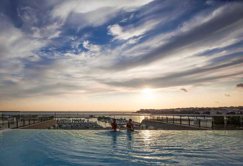 Wyndham Grand Istanbul Kalamis Marina Hotel: Pool