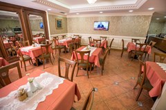 Golden Crown: Restaurant - photo 7