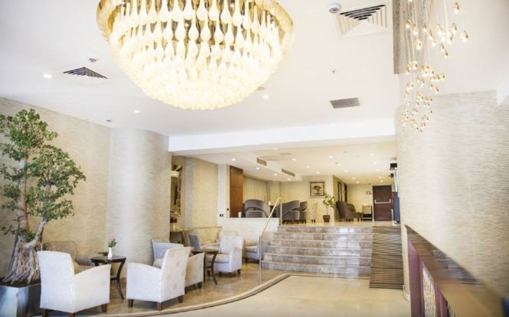 Grand Aras Hotel & Suites: Lobby