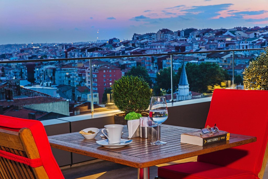 Arts Hotel Istanbul Bosphorus: Terrace