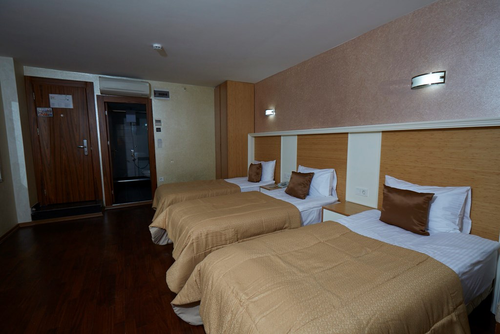 Ikbal Deluxe: Room TRIPLE ECONOMY