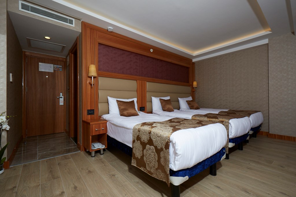 Ikbal Deluxe: Room TRIPLE STANDARD