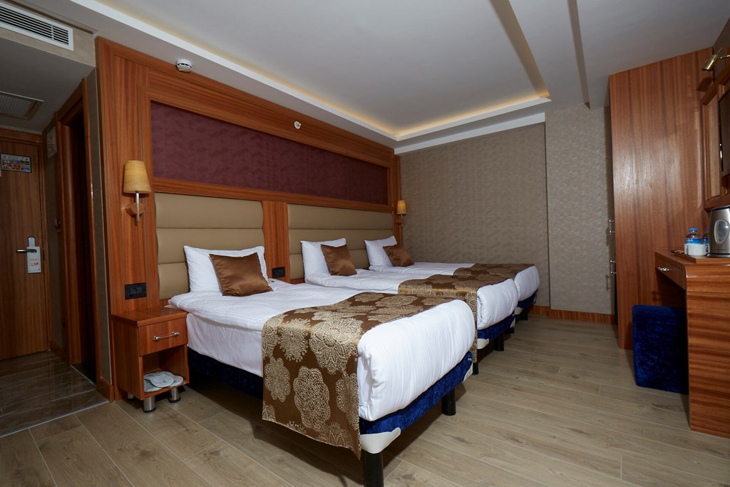 Ikbal Deluxe: Room TRIPLE STANDARD