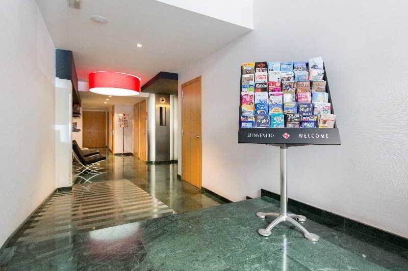 AinB Sagrada Familia Apartments: Lobby