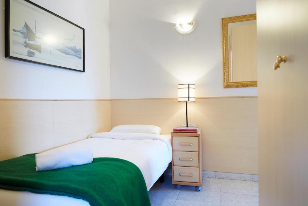 AinB Diagonal Francesc Macià Apartments: Room APARTMENT CAPACITY 3 TWO BEDROOMS