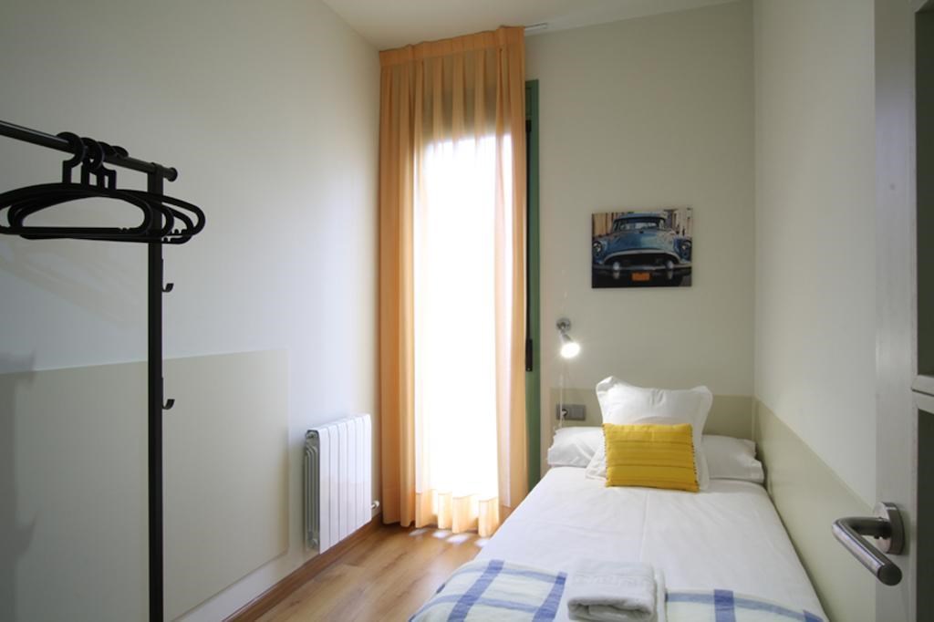 Barcelona Sants Station Apartments: Room APARTMENT CAPACITY 7 THREE BEDROOMS