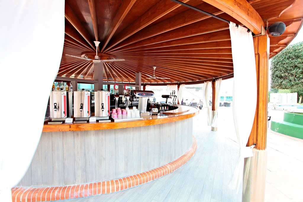 Sandos Benidorm Suites: Bar