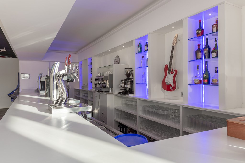 Sandos Benidorm Suites: Bar