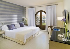 H10 Andalucia Plaza: Room - photo 19