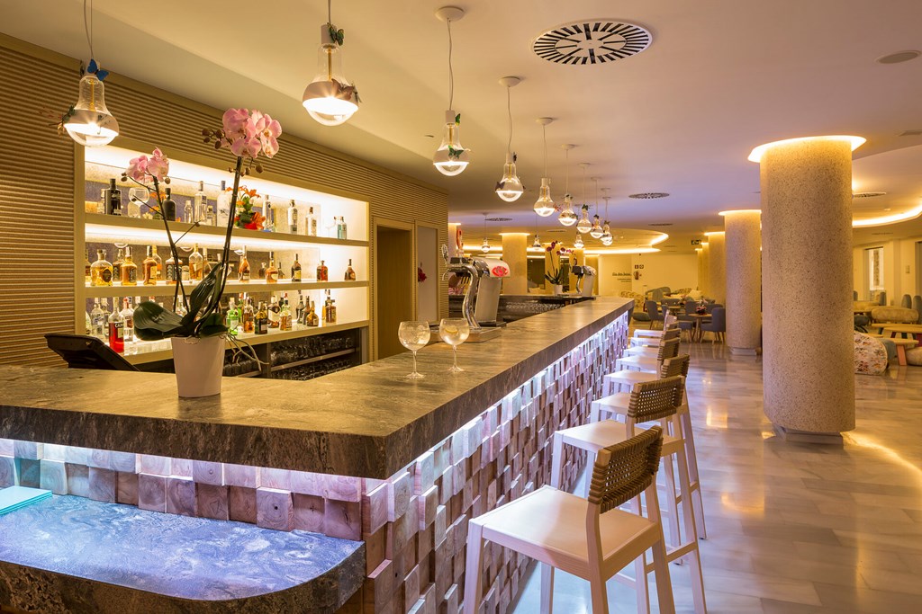 Grand Palladium White Island Resort & Spa: Bar