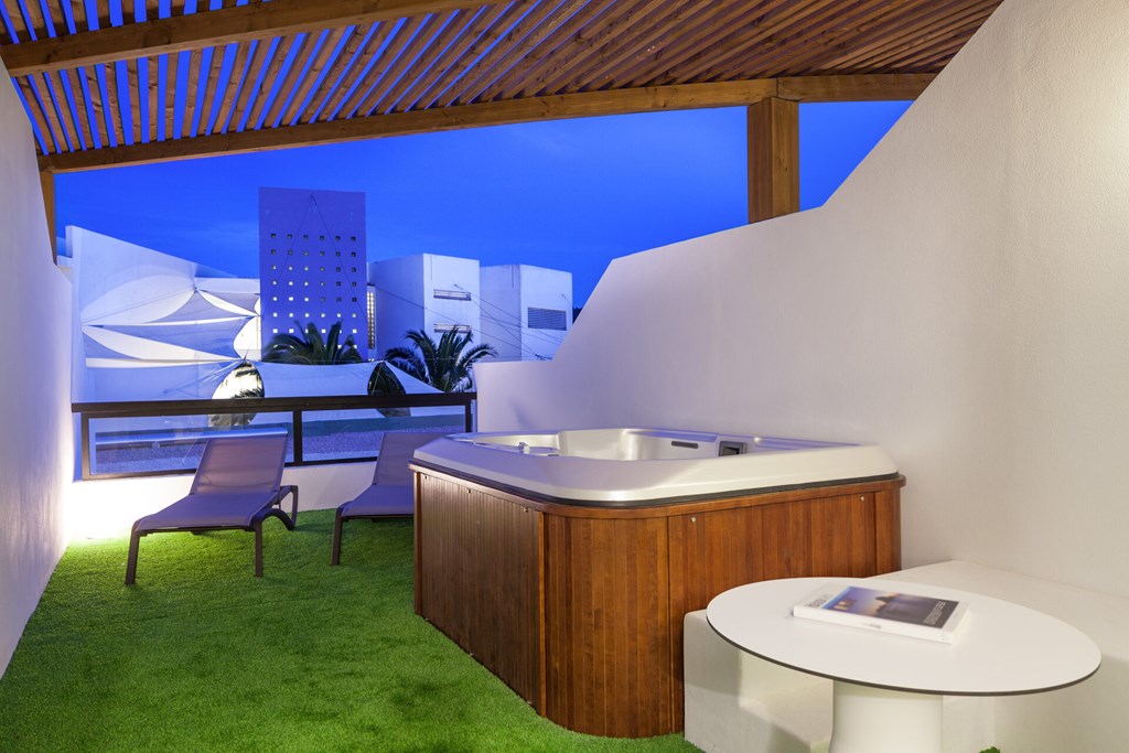 Grand Palladium Palace Ibiza Resort & Spa: Room DOUBLE DELUXE WITH JACUZZI