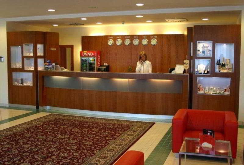 Ramada Airport Prague: Lobby