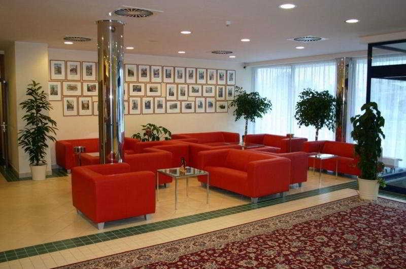 Ramada Airport Prague: Lobby