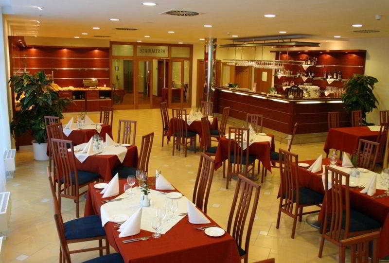 Ramada Airport Prague: Restaurant