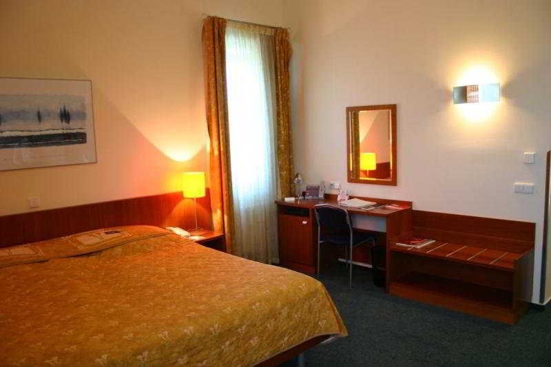 Ramada Airport Prague: Room