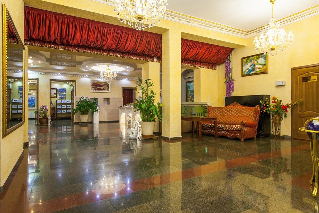 Grand Hotel Uyut: Lobby