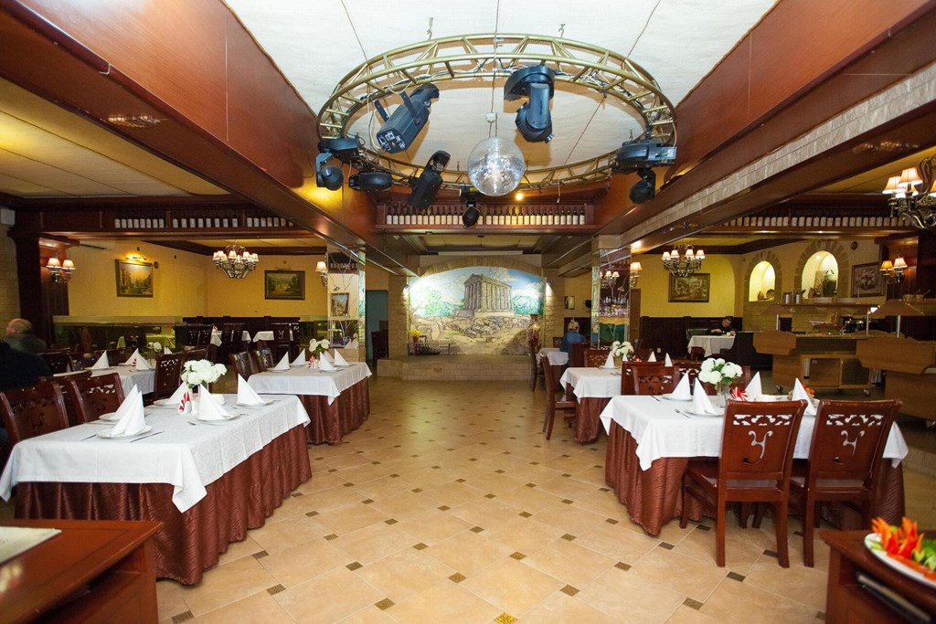 Grand Hotel Uyut: Restaurant