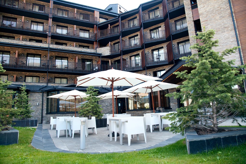 Park Piolets Mountain Hotel & Spa: Terrace