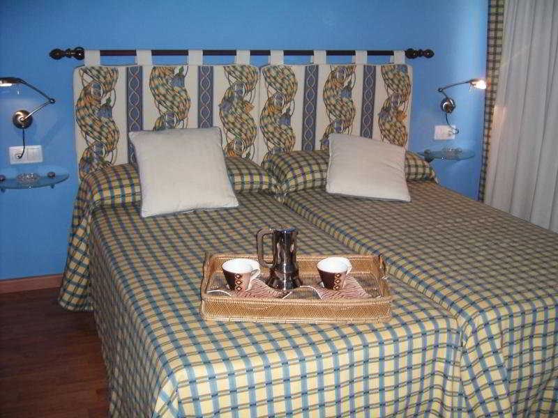 Sant Bernat Apartments: Room