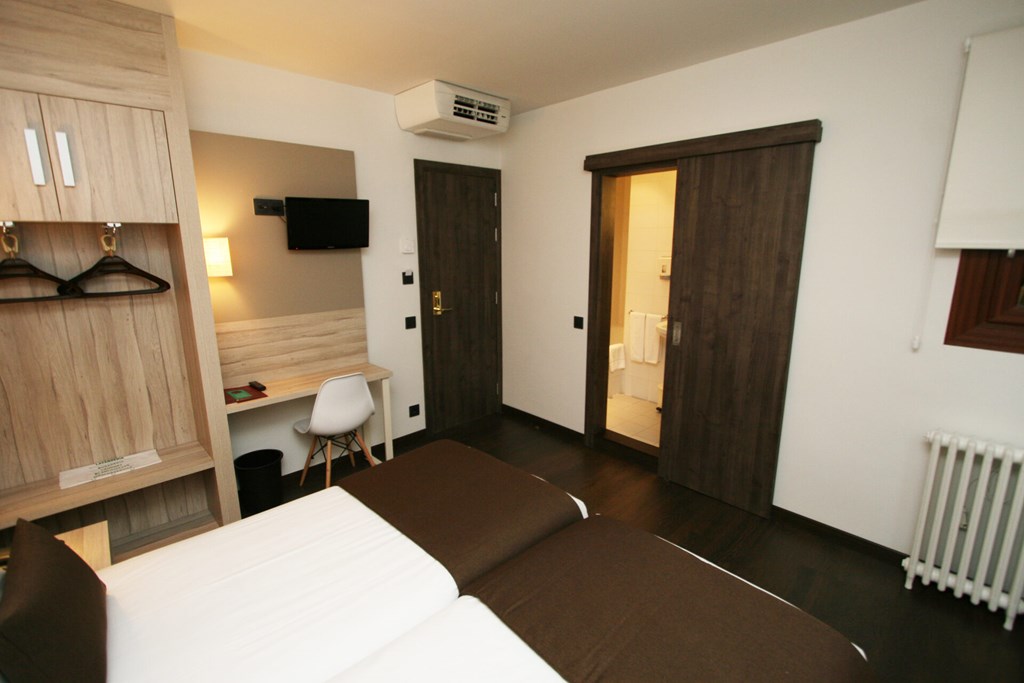 Pyrénées: Room Double or Twin INNER