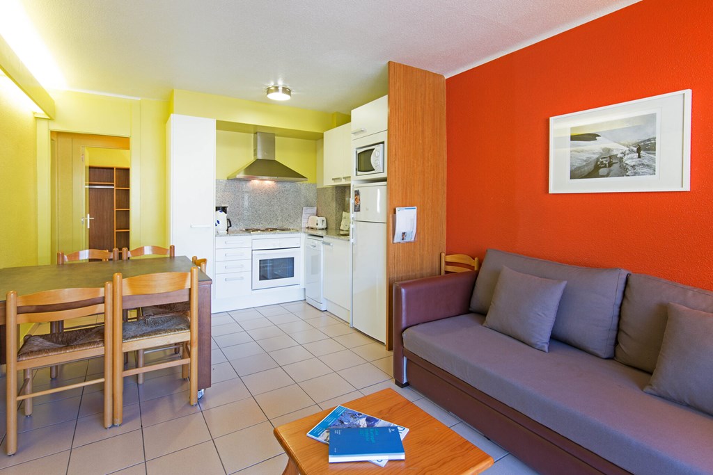 Giberga Apartments: Room APARTMENT CAPACITY 6 THREE BEDROOM