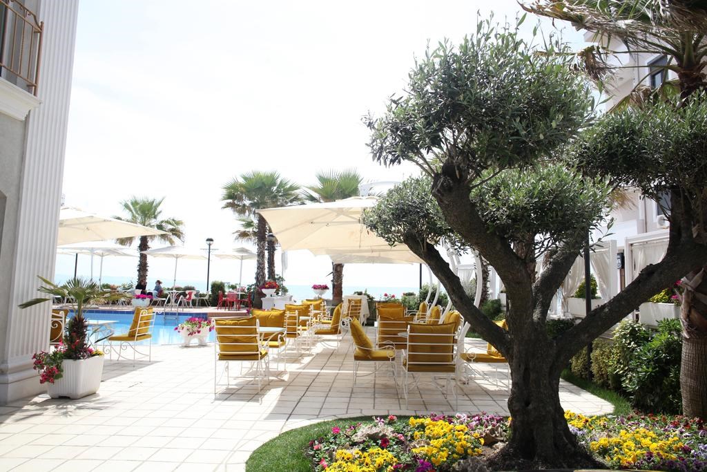 Palace Hotel & Spa: Terrace