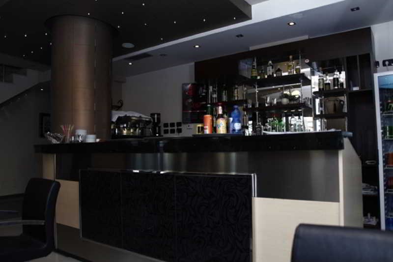 Nais Beach Durres: Bar